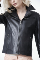 Schwarze Damen Lederjacke mit RV Brusttaschen tailliert in Lammnappa, Leder Schmidt Online Leipzig