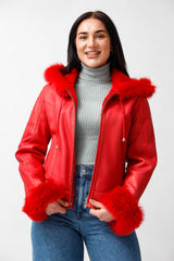 Kurze Damen Entrefinolammfelljacke mit Toscanaverbrämungen in Rot nappiert mit Kapuze