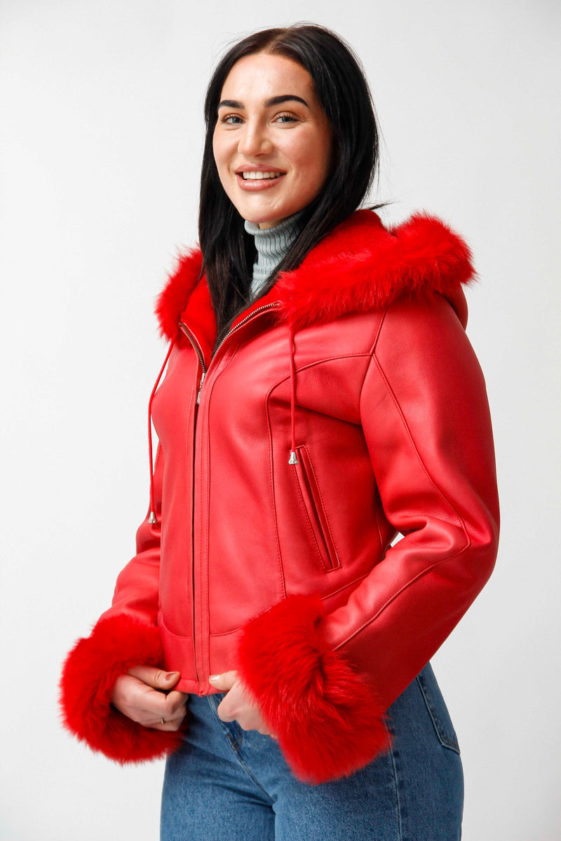 Kurze Damen Entrefinolammfelljacke mit Toscanaverbrämungen in Rot nappiert mit Kapuze