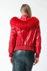 Kurze Damen Lederjacke aus Lammnappa rot mit Kapuze und Blaufuchsverbrämung