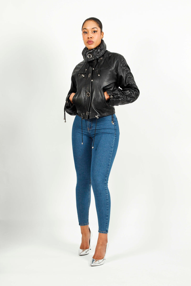 Raffinierte kurze Damenlederjacke in schwarz aus weichem Lammnappa zum knöpfen
