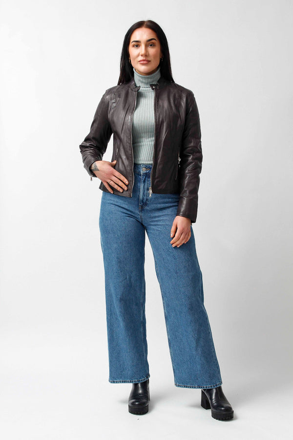 Kurze sportliche Damenlederjacke tailliert aus Lammnappa in Aubergine und Stehkragen