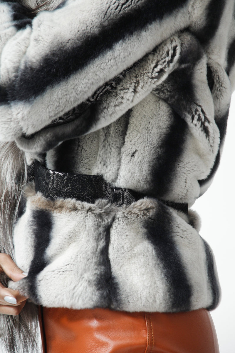 Kurze Damen Rexkanin-Pelzjacke mit großem Silberfuchskragen in schwarz weiss