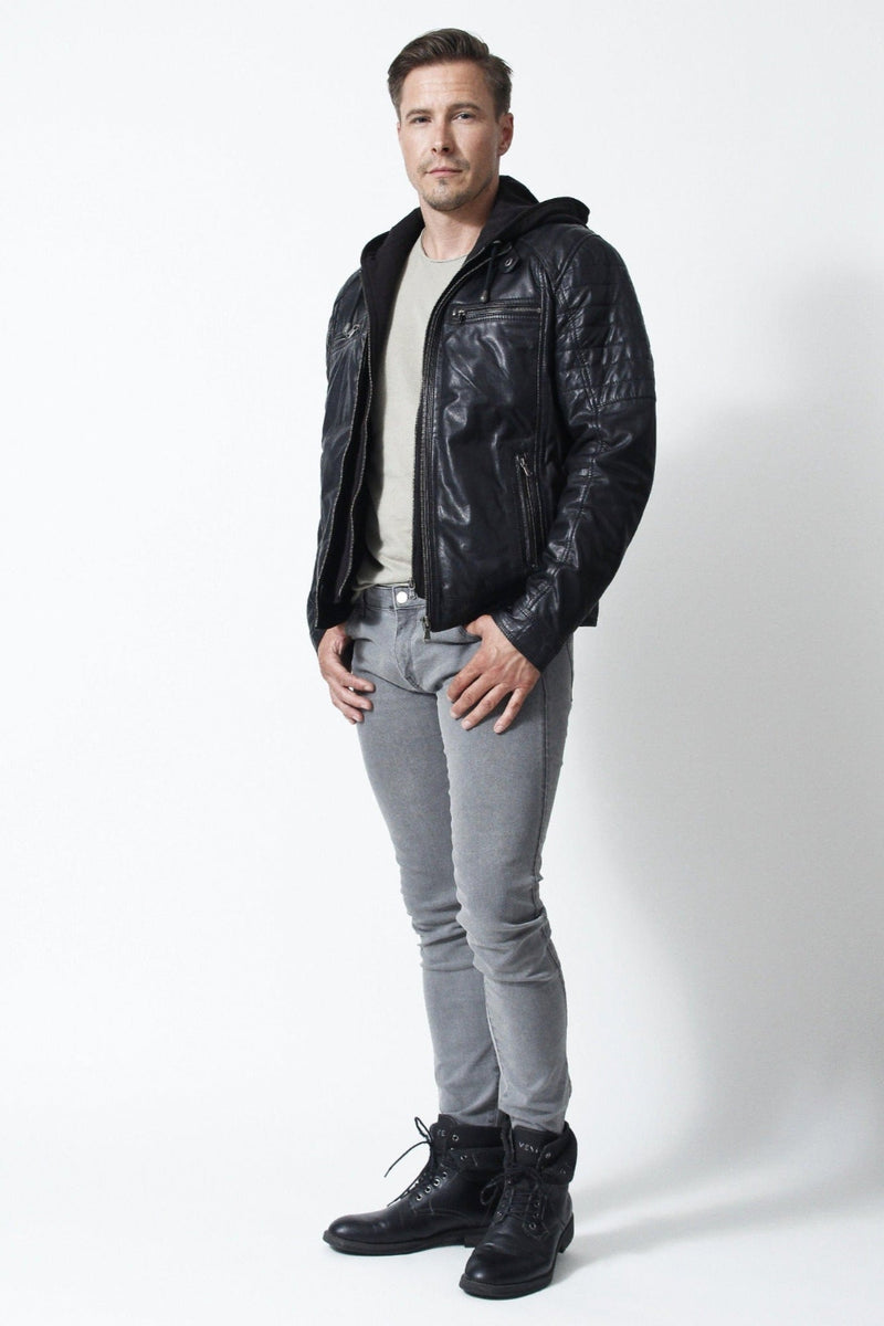 Coole schwarze Biker Lederjacke aus Lammnappa mit Stehkragen und Kapuze.