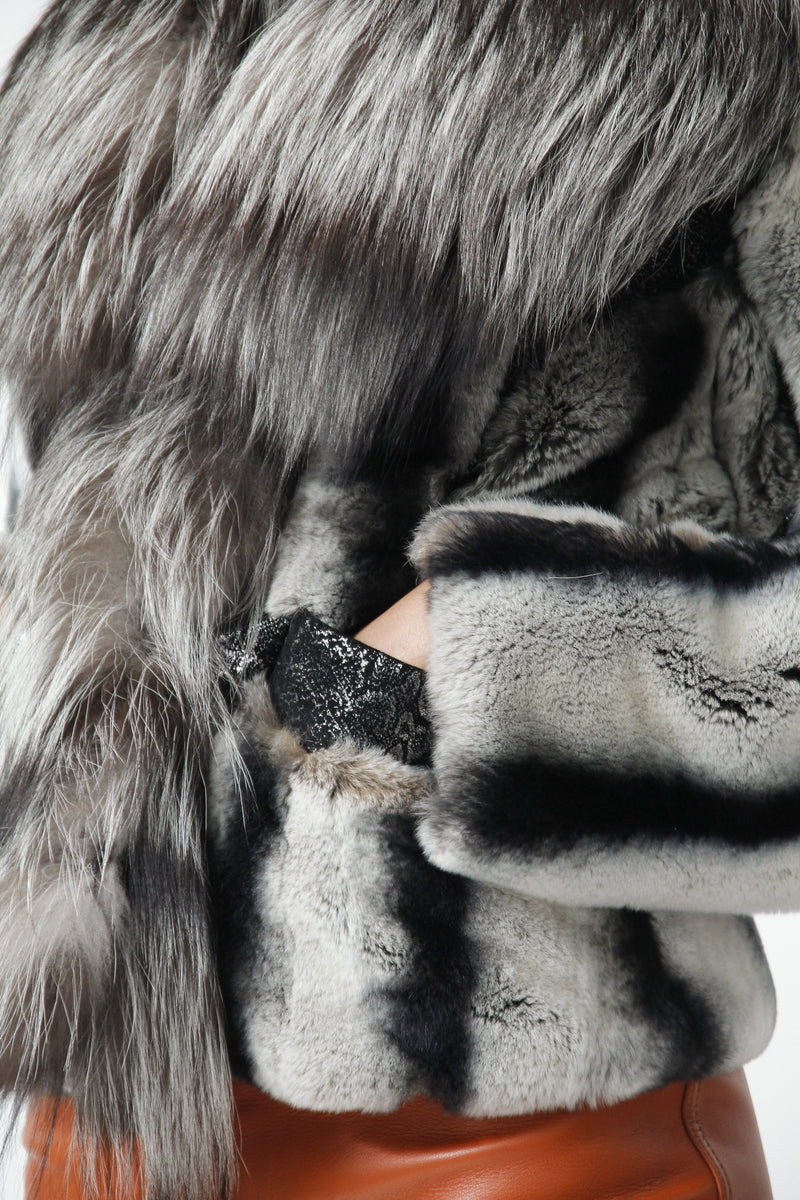 Kurze Damen Rexkanin-Pelzjacke mit großem Silberfuchskragen in schwarz weiss