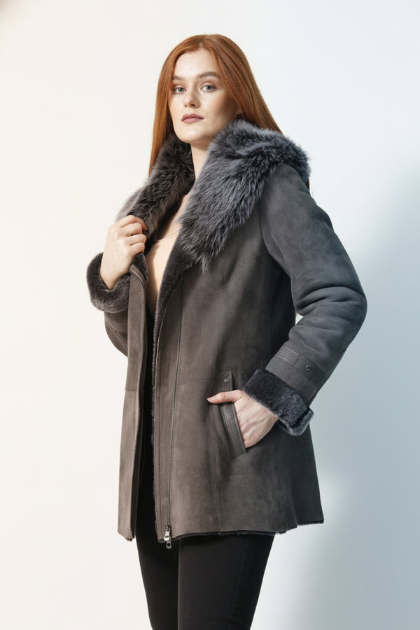 leichte längere Damen Lammfelljacke aus Merino-Lammfell   mit großer Kapuze in der Farbe grau