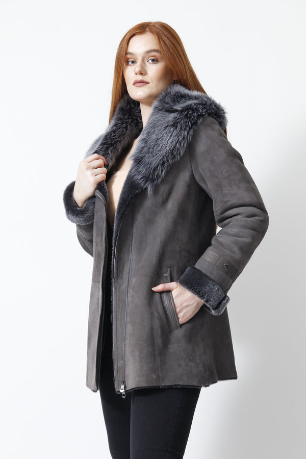 leichte längere Damen Lammfelljacke aus Merino-Lammfell   mit großer Kapuze in der Farbe grau