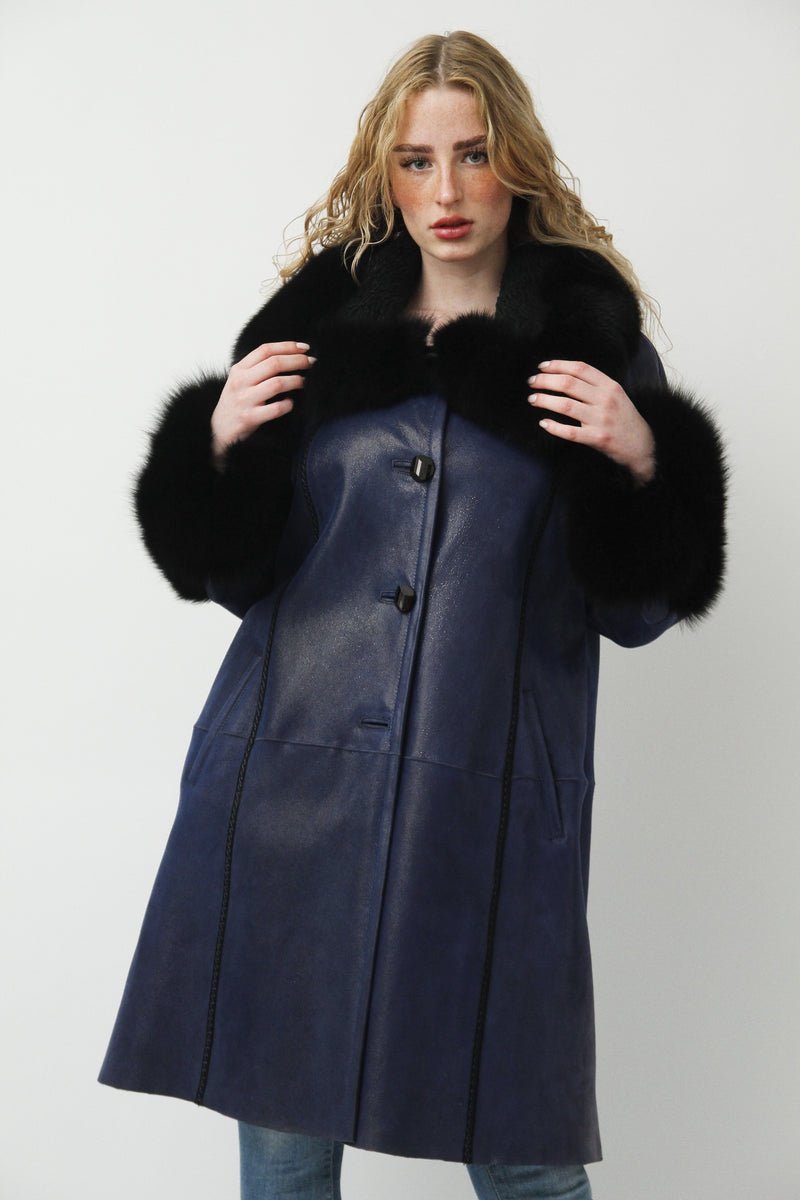 Lange Damen Lammfelljacke in A-Form Blau mit Blaufuchsverbrämung