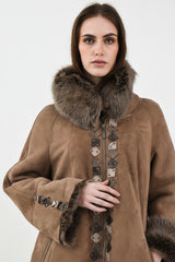 Halblange Damen Lammfelljacke aus Merinolammfell mit Toskanaverbrämmung in Taupe