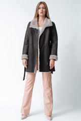 Lange leichte Damen Lammfelljacke mit Gürtel und Reißverschluss zum hoch schließen