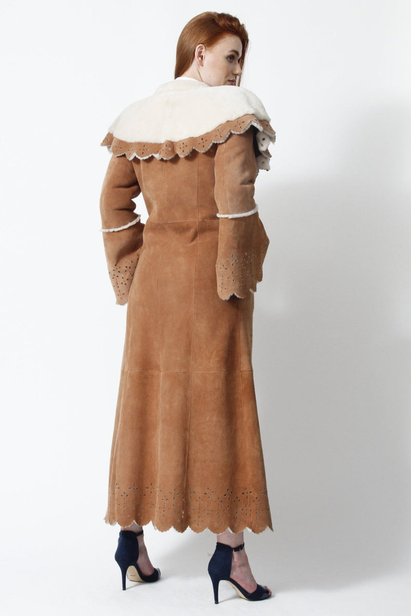 Langer  leichter Damen Lammfellmantel mit großem Kragen aus Merino-Lammfell