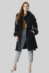 Damen-Lammfellmantel, außen Pelzvelour innen Toskana-Lamm. Auffällig gearbeitete in der Farbe Schwarz. Damen und Herren Lammfelljacken im Angebot bei Leder-Schmidt online. Lederbekleidung für Damen und Herren im klassischen oder trendigen Stil in unseren Ledergeschäften in Leipzig, Berlin und Rostock.