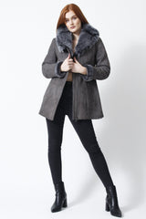 lange Damen Lammfelljacke mit Kapuze und Reißverschluss leicht tailliert