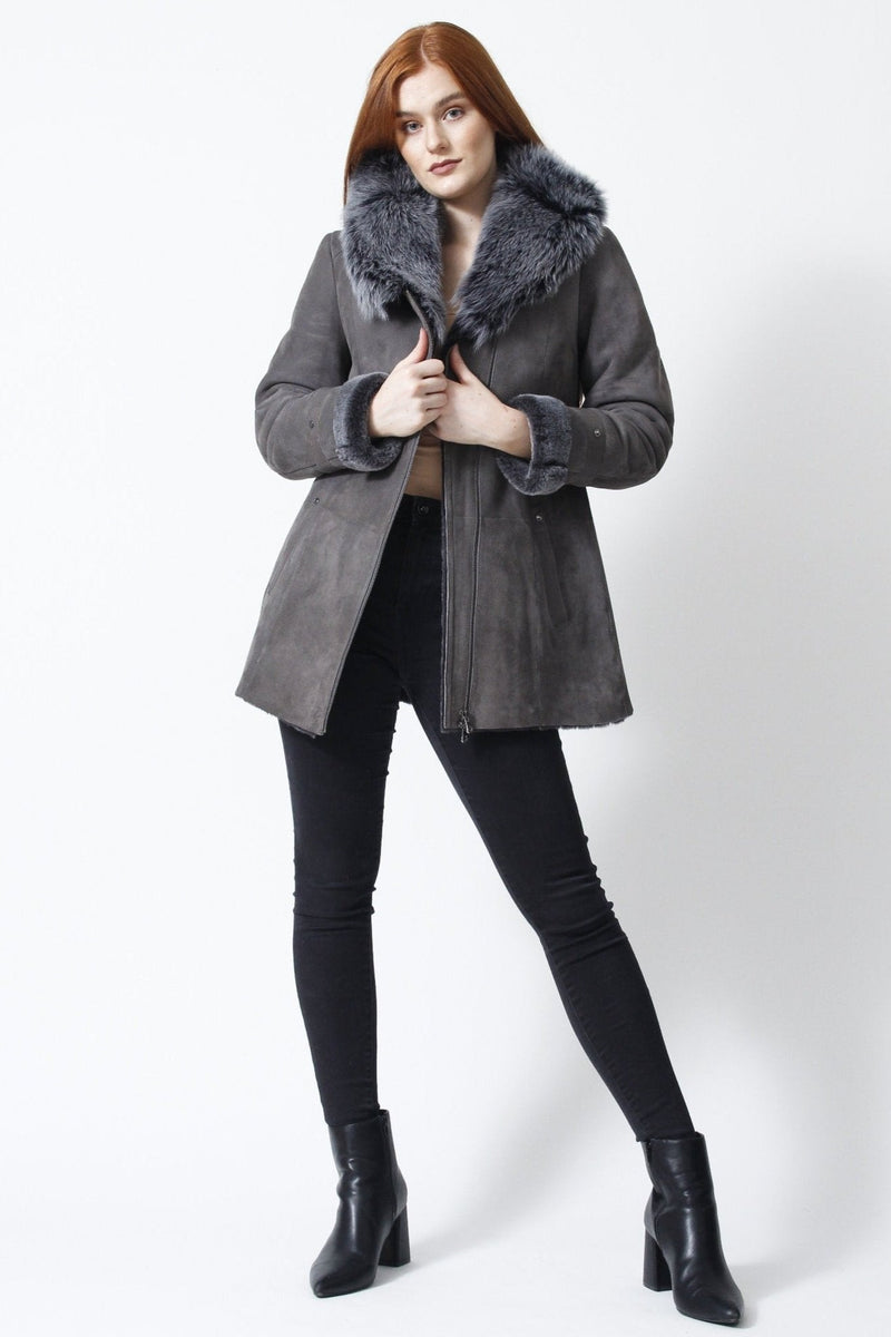 lange Damen Lammfelljacke mit Kapuze und Reißverschluss leicht tailliert