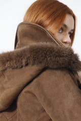 lange Damen Lammfelljacke velour in toupe mit Kapuze und Blaufuchsrand
