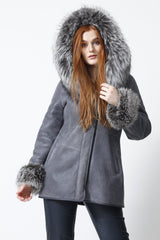 Traumhafte Damenlammfelljacke grau aus superfeinem Lammfell mit Kapuze und Silberfuchsverbrämungen