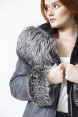 Traumhafte Damen Lammfelljacke mit Kapuze und Silberfuchsverbrämungen