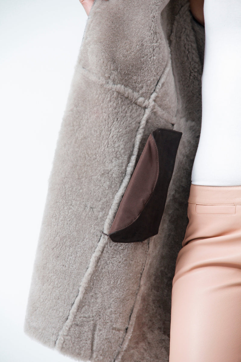 Lange Damen Merino Lammfelljacke tailliert braun nappiert mit Gürtel
