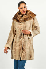 Lange Damenlammfelljacke aus spanisch Entrefino Lamm Beige mit Bisam Kragen