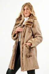 Lange echte Damen Lammfelljacke aus spanisch Entrefino Lamm Beige mit Bisam Verbrämungen Nerz-Kraen