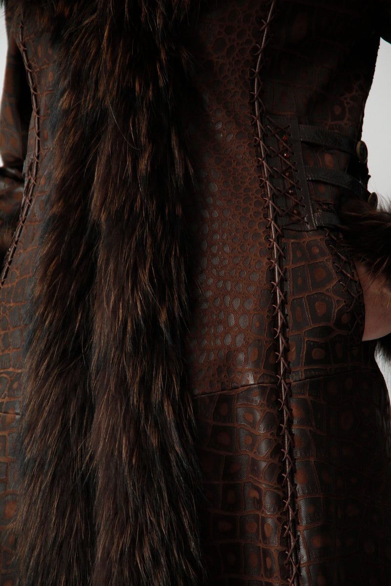 Langer Damen Ledermantel mit Kapuze Crocodesign braun mit Finnraccoon verbrämung