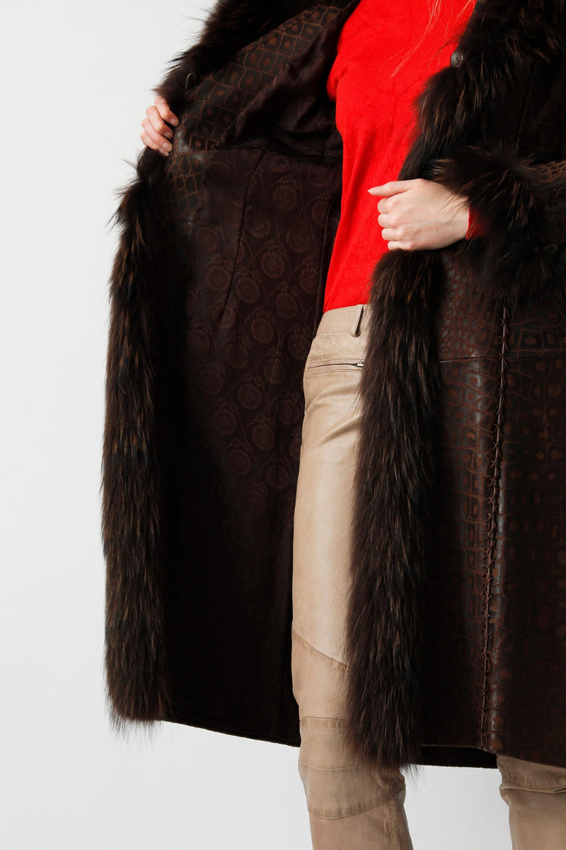Langer Damen Ledermantel mit Kapuze Crocodesign braun mit Finnraccoon verbrämung