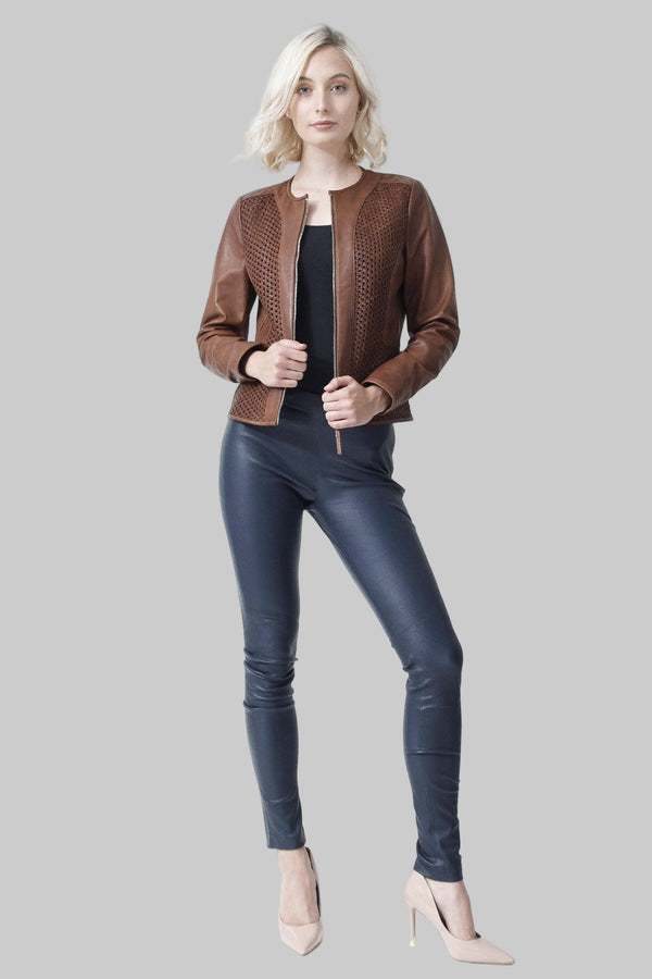 Damen Lederbolero ohne Kragen mit filigranen Flechteinsätzen in Lammnappa Cognac.