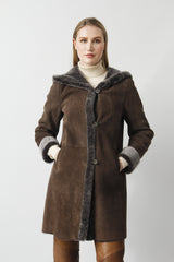 Damen Lammfelljacke mit Kapuze aus Merino Lammfell in Taupe Pelzvelour