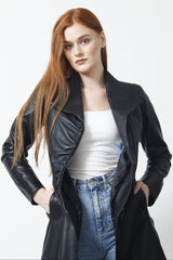 Schwarzer Figurbetonter Damen Ledermantel aus Lammnappa mit Reißverschluss