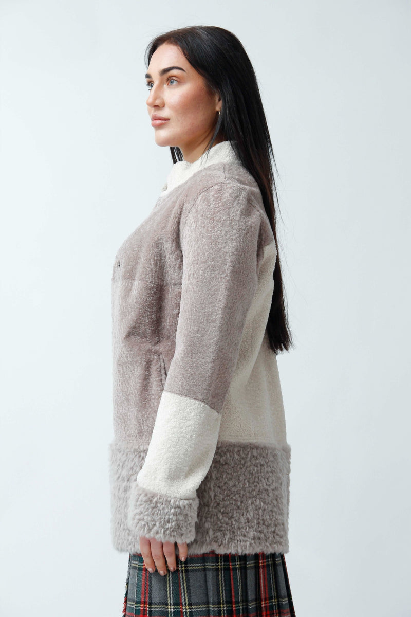 Lange teilbare Damen Lammfelljacke zweifarbig beige creme mit Stehkragen