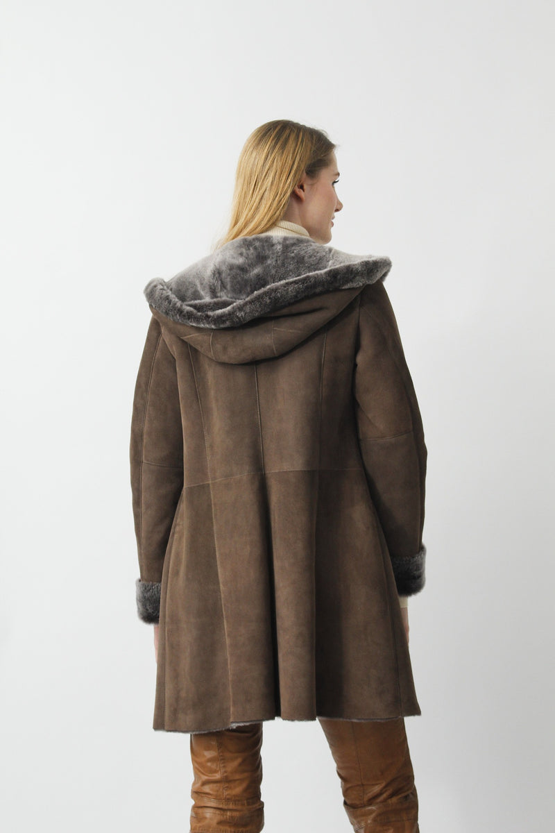 sportliche Damen Merino Lammfelljacke mit Kapuze  in Taupe Pelzvelour