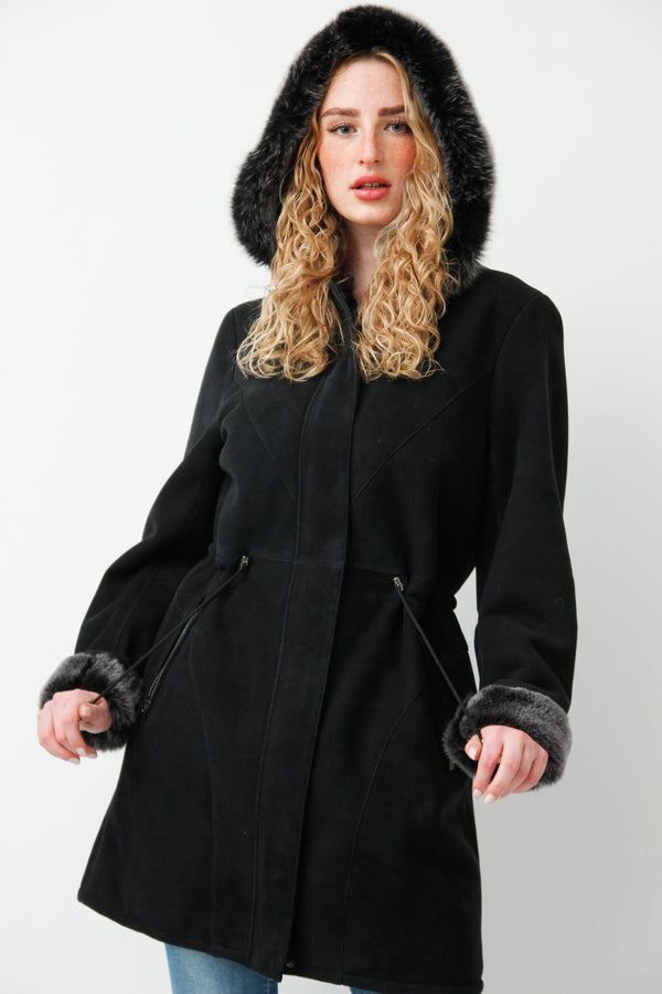 Lange Damen Merino Lammfelljacke mit Kapuze in schwarz in Pelzvelour