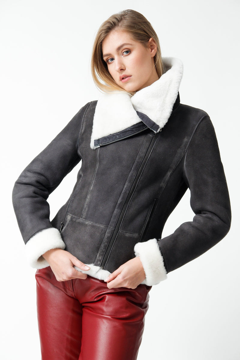 Kurze echte Damen Lammfell-Jacke mit Reißverschluss und großem Kragen in der Farbe schwarz / weiß