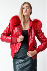 Kurze Damen Lederjacke aus Lammnappa rot mit Kapuze und Blaufuchsverbrämung