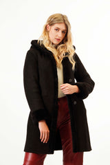 Damen Merino Lammfelljacke mit Kapuze tailliert dunkelbraun geknöpft in Pelzvelour