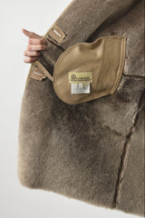 Schöner Damen Lammfellmantel aus Merino Lammfell hochschließbar in Beige