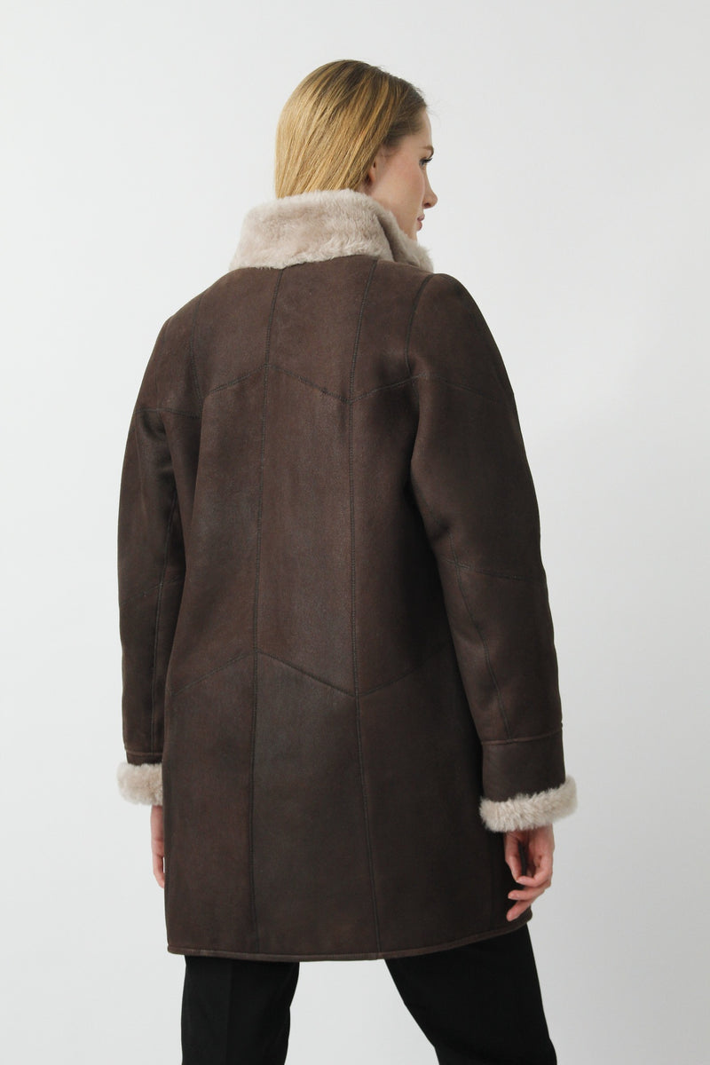 Schicke Damen Lammfelljacke zum knöpfen in Braun  nappiert und Stehkragen