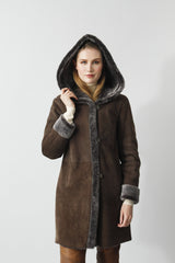 Figurbetonte Damen Lammfelljacke mit Kapuze in Taupe Pelzvelour