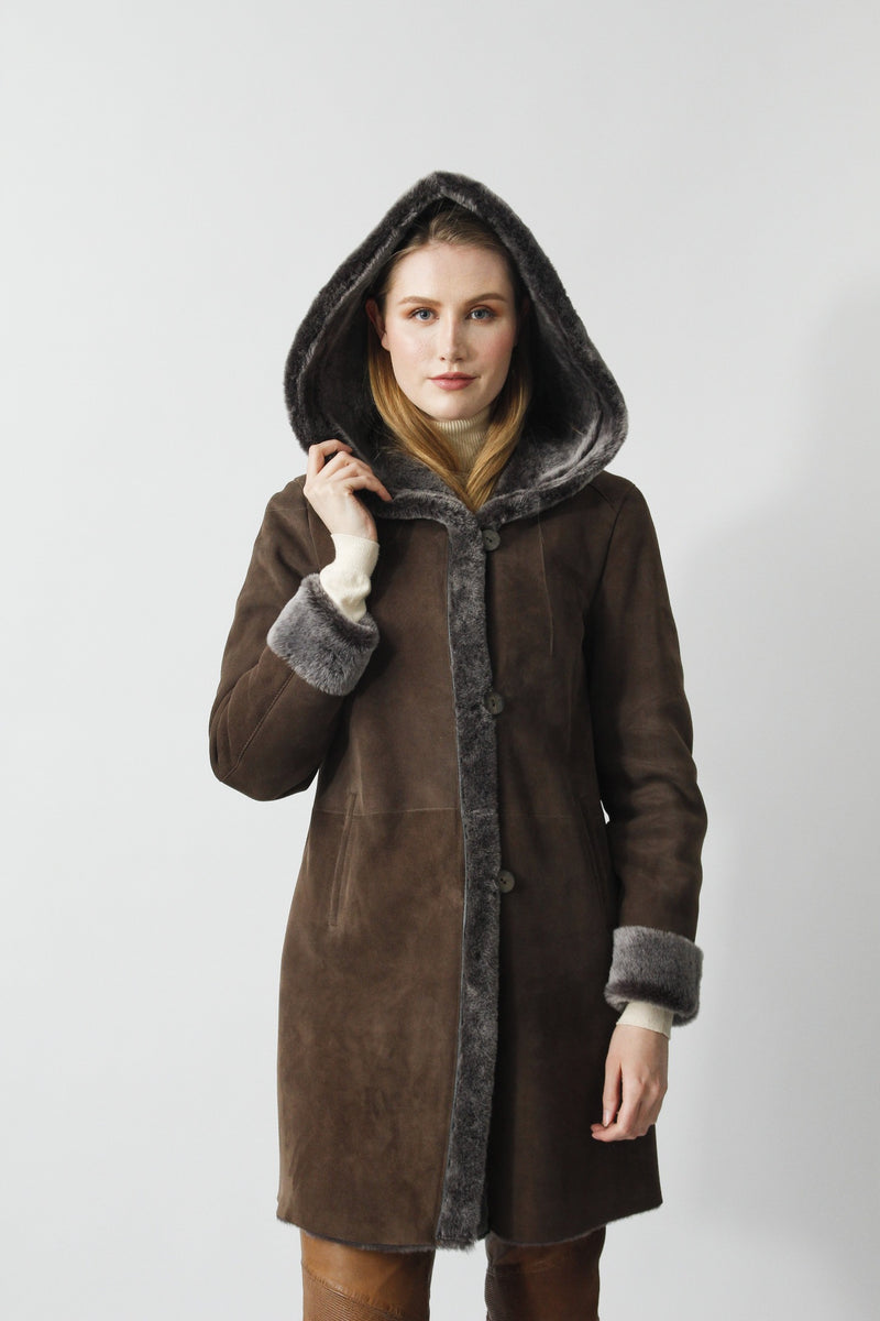 Figurbetonte Damen Lammfelljacke mit Kapuze in Taupe Pelzvelour